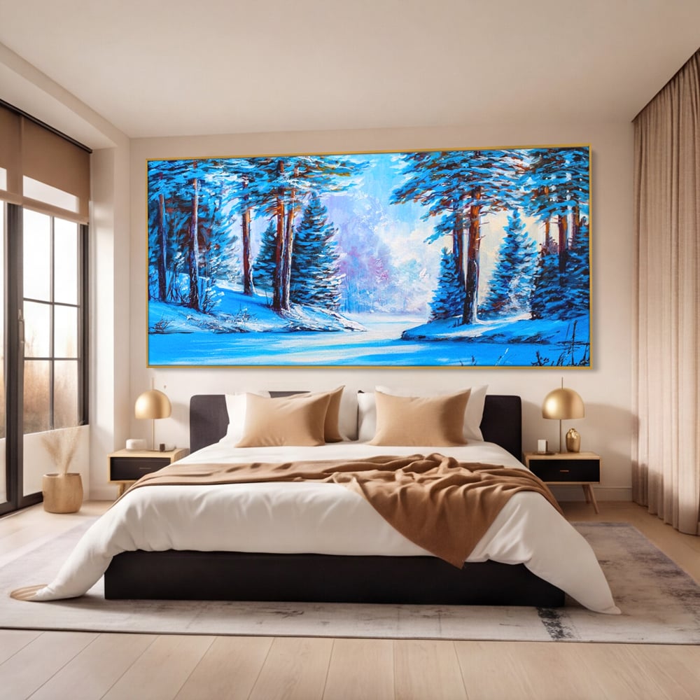 Tablou canvas cu pictura peisaj de iarna cu padure si zapada, in rama de aluminiu auriu, pe perete intr-un dormitor